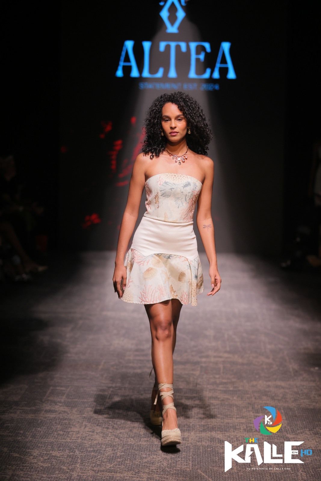 Modelo presenta Mare de ALTEA por Paula Cabrero en RD Fashion Week 2026